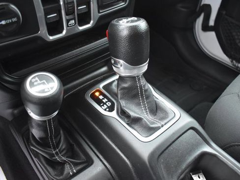 Used 2018 Jeep Wrangler Unlimited Sahara image 28