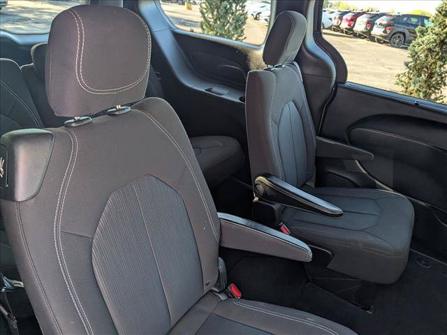 Used 2020 Chrysler Pacifica Touring w/ S Appearance Package FWD image 17