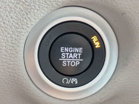Used 2023 Chrysler Pacifica Limited FWD image 31
