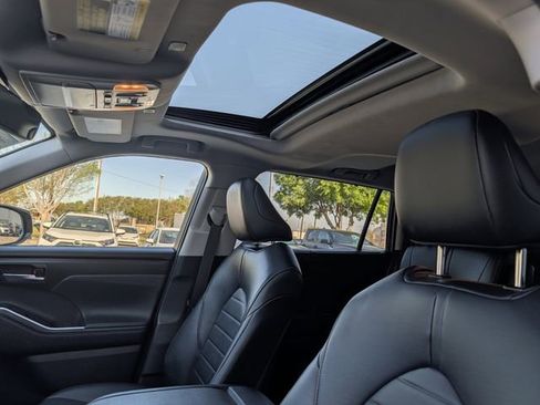 Used 2023 Toyota Highlander XLE image 28