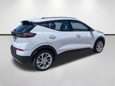 Used 2023 Chevrolet Bolt EUV LT image 4