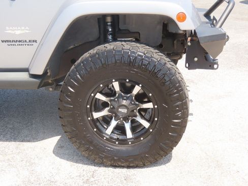 Used 2013 Jeep Wrangler Unlimited Sahara w/ Connectivity Group AWD/4WD image 9