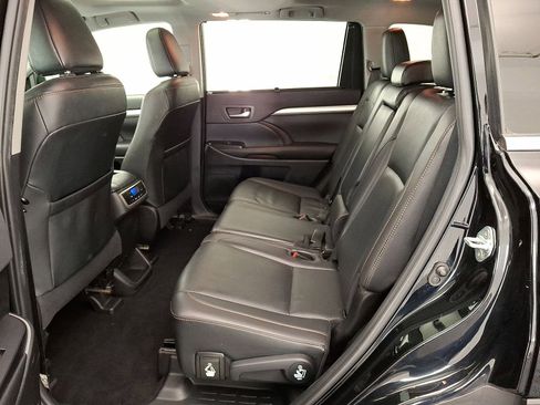 Used 2019 Toyota Highlander XLE image 20