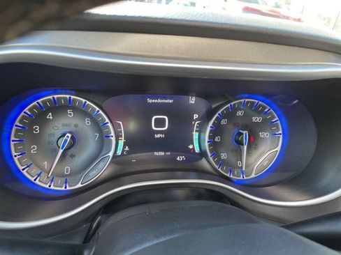 Used 2023 Chrysler Pacifica Touring-L FWD image 17