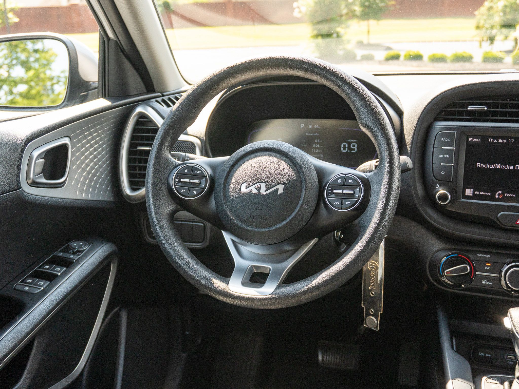 Used 2023 Kia Soul LX w/ LX Technology Package FWD image 22
