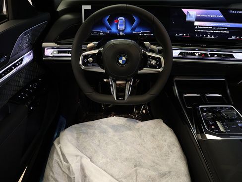 Used 2026 BMW 760i xDrive w/ Executive Package AWD/4WD image 5