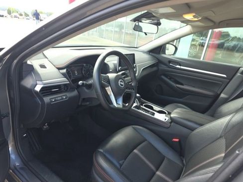Used 2025 Nissan Altima 2.5 SR FWD image 13