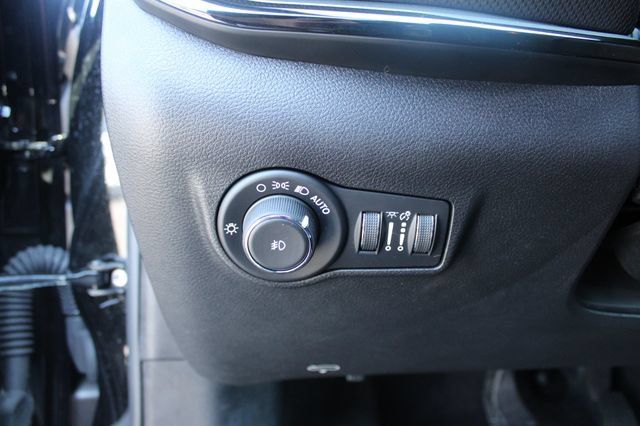 Used 2025 Jeep Compass Trailhawk AWD/4WD image 16