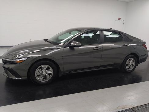 Used 2025 Hyundai Elantra SE FWD image 2