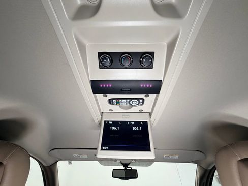 Used 2014 Chrysler Town & Country Touring-L w/ Driver Convenience Group FWD image 14