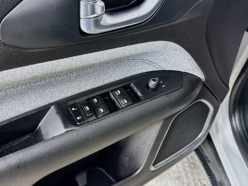 Used 2024 Jeep Compass Latitude image 29