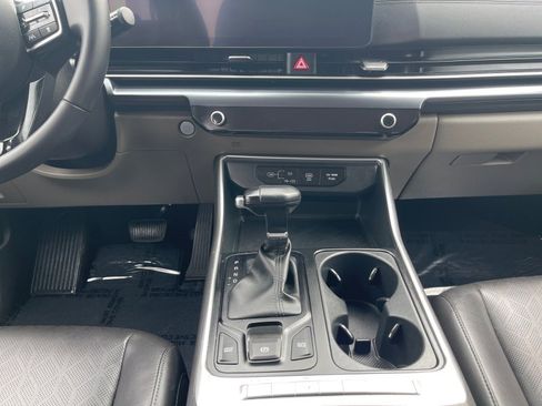 Used 2025 Kia Carnival FWD image 13