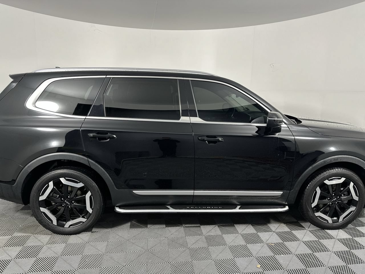 Used 2023 Kia Telluride EX w/ EX Captain's Chair Package FWD image 18