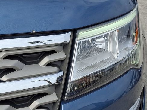 Used 2018 Ford Explorer XLT AWD/4WD image 9