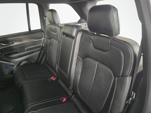 Used 2022 Jeep Grand Cherokee Overland w/ Luxury Tech Group IV AWD/4WD image 29