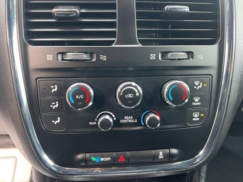 Used 2015 Dodge Grand Caravan SXT image 28