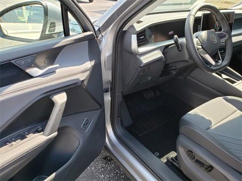 New 2025 Volkswagen Tiguan SE image 6