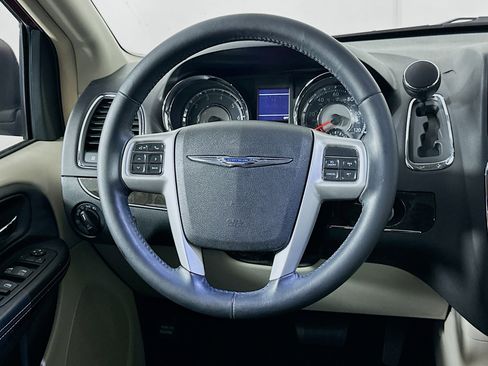 Used 2014 Chrysler Town & Country Touring FWD image 18
