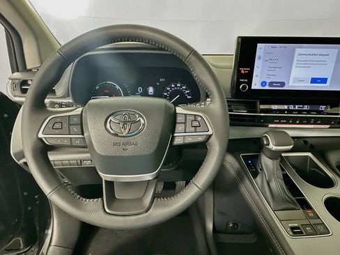 Used 2026 Toyota Sienna XLE AWD/4WD image 11