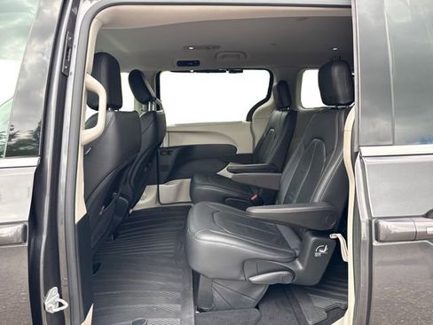 Used 2017 Chrysler Pacifica Touring-L FWD image 11