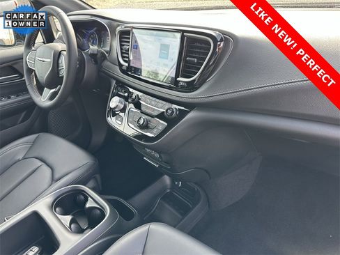 Used 2025 Chrysler Pacifica Select image 14