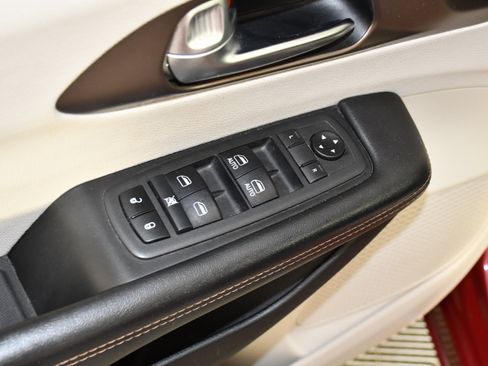 Used 2019 Chrysler Pacifica Touring-L FWD image 22