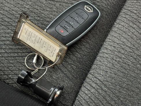 Used 2025 Nissan Rogue SV image 27