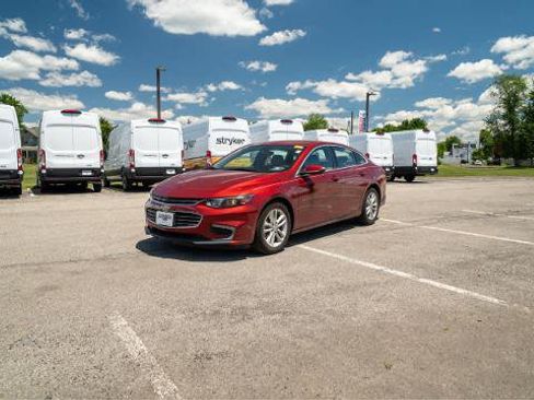 Used 2017 Chevrolet Malibu LT FWD image 2
