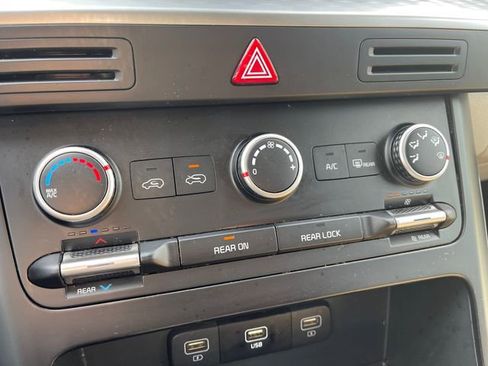 Used 2024 Kia Carnival LX FWD image 34