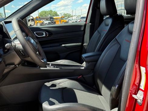Used 2025 Jeep Compass Trailhawk AWD/4WD image 12