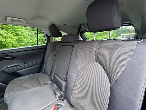 Used 2023 Toyota Highlander LE AWD/4WD image 11