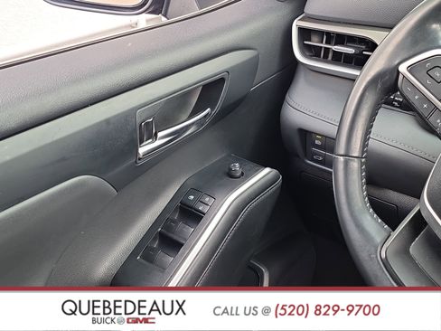 Used 2022 Toyota Highlander XLE FWD image 25