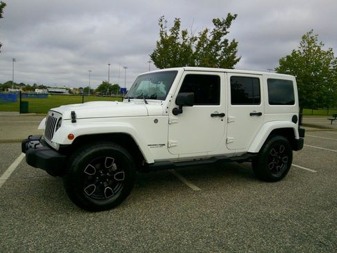 Used 2018 Jeep Wrangler Unlimited Sahara AWD/4WD image 29