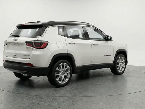 Used 2025 Jeep Compass Limited image 9