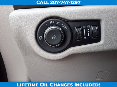 Used 2023 Chrysler Pacifica Touring-L image 13