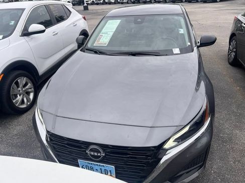 Used 2025 Nissan Altima 2.5 SV FWD image 2