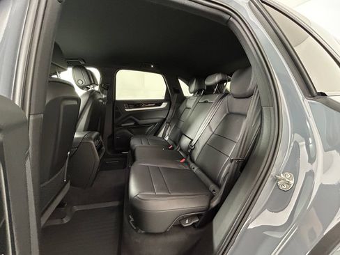 Used 2025 Porsche Cayenne AWD/4WD image 27
