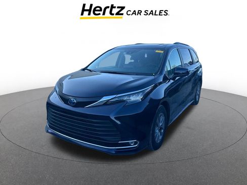 Used 2024 Toyota Sienna XLE image 2