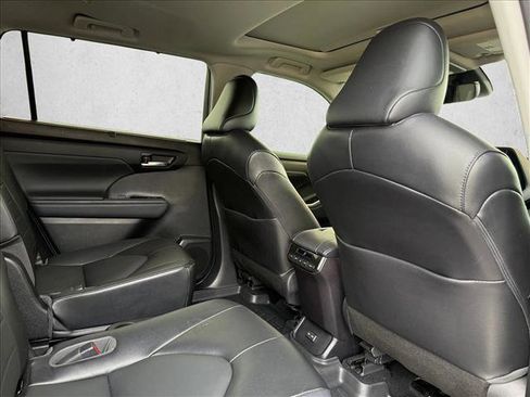 Used 2022 Toyota Highlander XLE FWD image 23