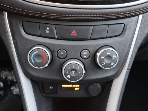 Used 2022 Chevrolet Trax LT w/ LT Convenience Package image 13