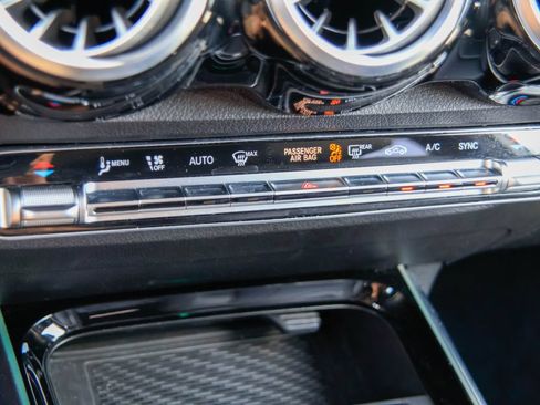 Used 2025 Mercedes-Benz GLB 250 4MATIC image 15