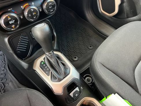 Used 2015 Jeep Renegade Latitude w/ Popular Equipment Group FWD image 19