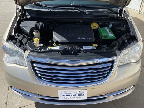 Used 2016 Chrysler Town & Country Touring w/ Driver Convenience Group FWD image 26