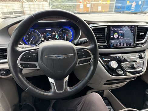 Used 2019 Chrysler Pacifica Touring-L Plus w/ Tire & Wheel Group image 9