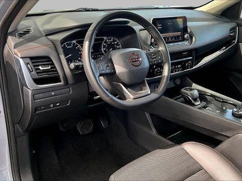 Certified 2025 Nissan Rogue SV AWD/4WD image 17
