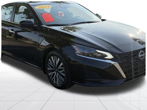 Certified 2024 Nissan Altima 2.5 SV w/ SV Premium Package FWD image 8