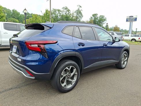 Used 2024 Chevrolet Trax LT w/ Sunroof Package FWD image 6