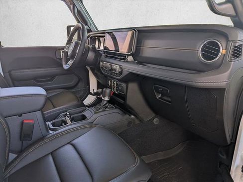 Used 2026 Jeep Wrangler Unlimited Sahara AWD/4WD image 19