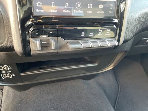 Used 2024 RAM 2500 Big Horn w/ Sport Appearance Package image 34