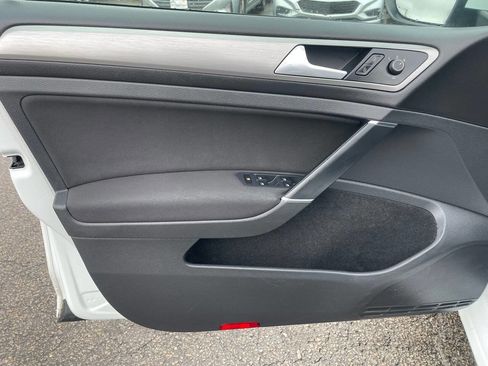 Used 2016 Volkswagen Golf S image 36